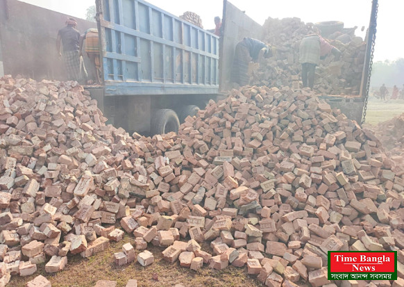 পঞ্চগড়ে রাস্তা উন্নয়ন কাজের শুরুতেই নিয়ে আসা হয়েছে নিম্নমানের আধলা ইট